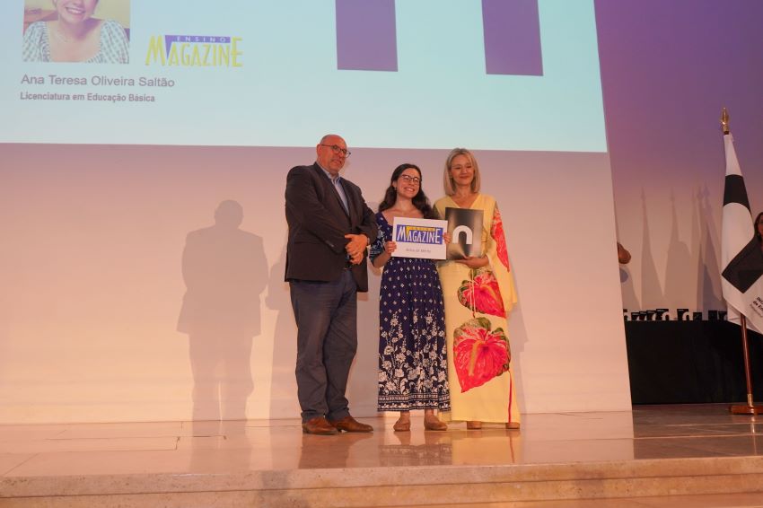 Entrega da Bolsa de Mérito Ensino Magazine a Ana Saltão, melhor estudante do IPC, com média de 19 valores na Licenciatura em Educação