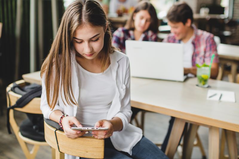 Investigadores contra proibição de telemóveis nas escolas e uso de redes por pré-adolescentes