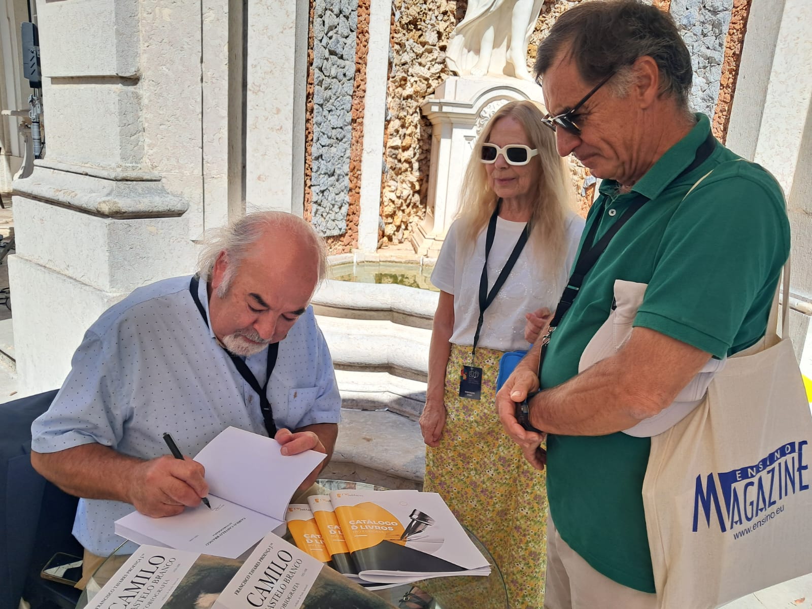 O ensaísta Paulo Samuel na sessão de autógrafos do livro "Autobiografia de  Camillo Castelo Branco"