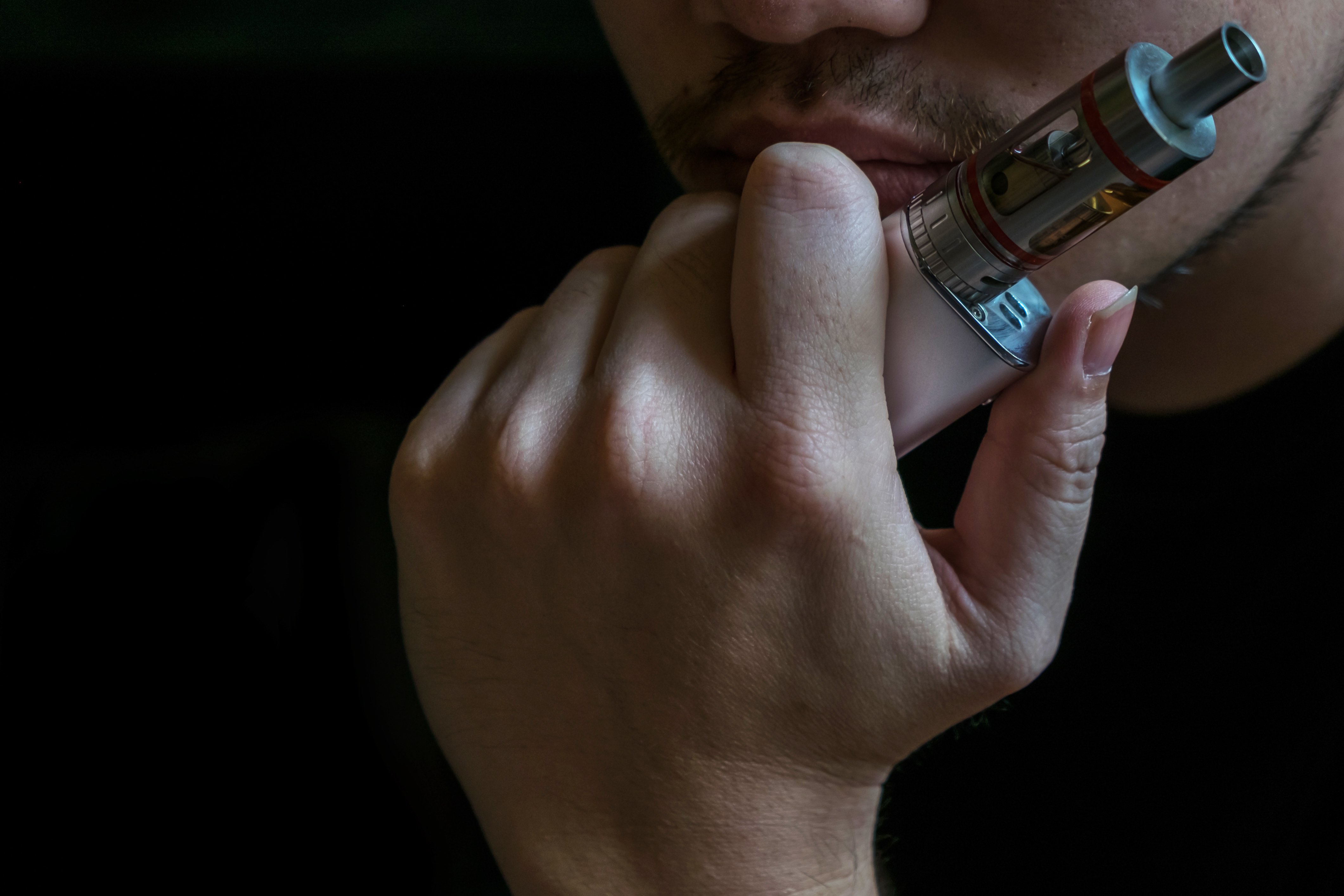 França quer proibir cigarros eletrónicos descartáveis