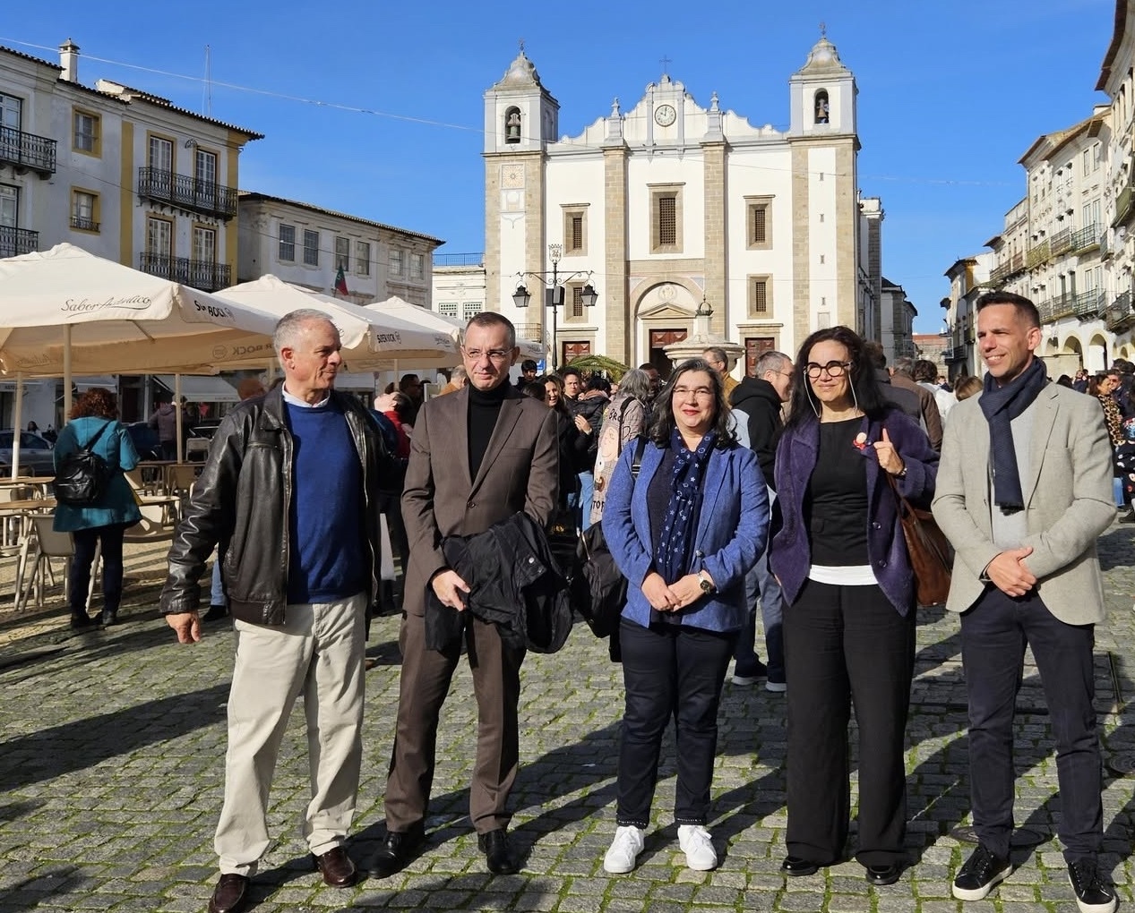 Estudantes da Escola de Artes da Universidade de Évora dão vida às montras