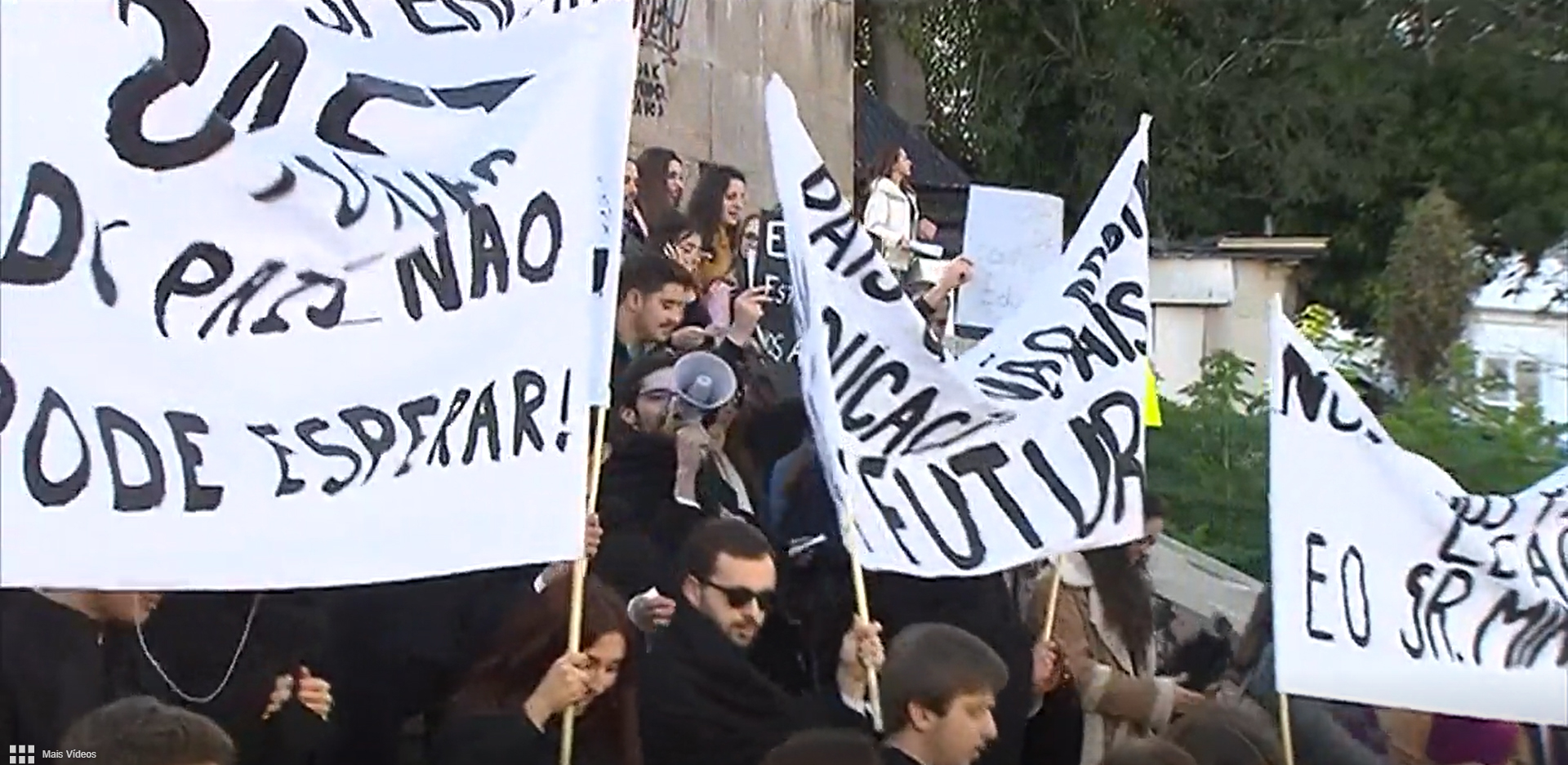 Centenas de estudantes marcham em Lisboa contra "barreiras no ensino superior"