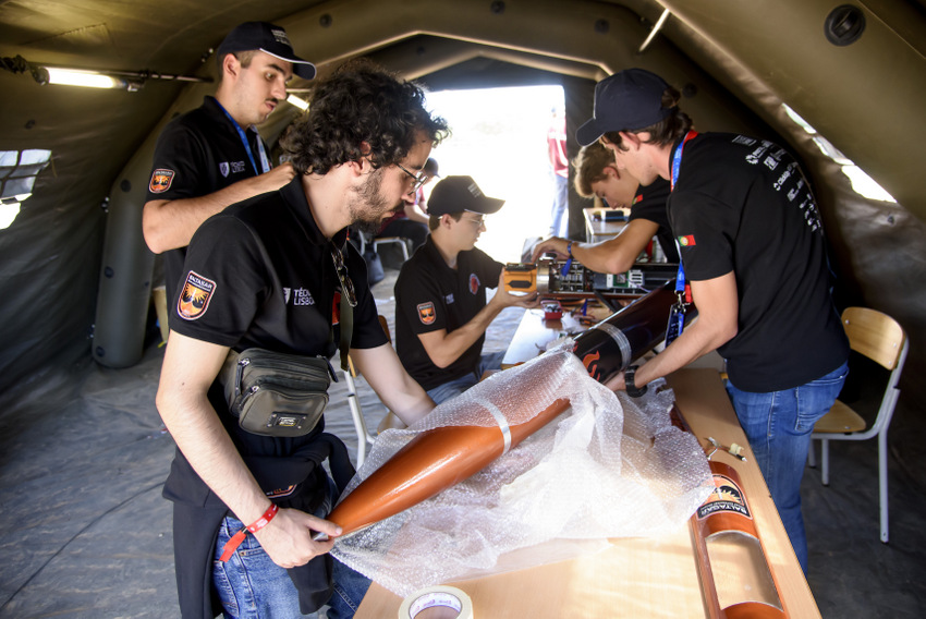 A equipa do Técnico prepara o foguete "Baltazar"