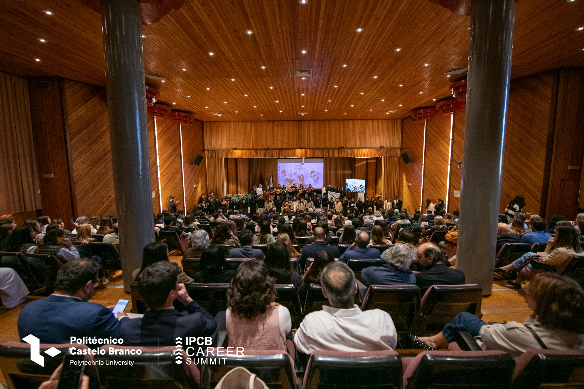 IPCB faz feira de emprego e apresenta robô desmatador