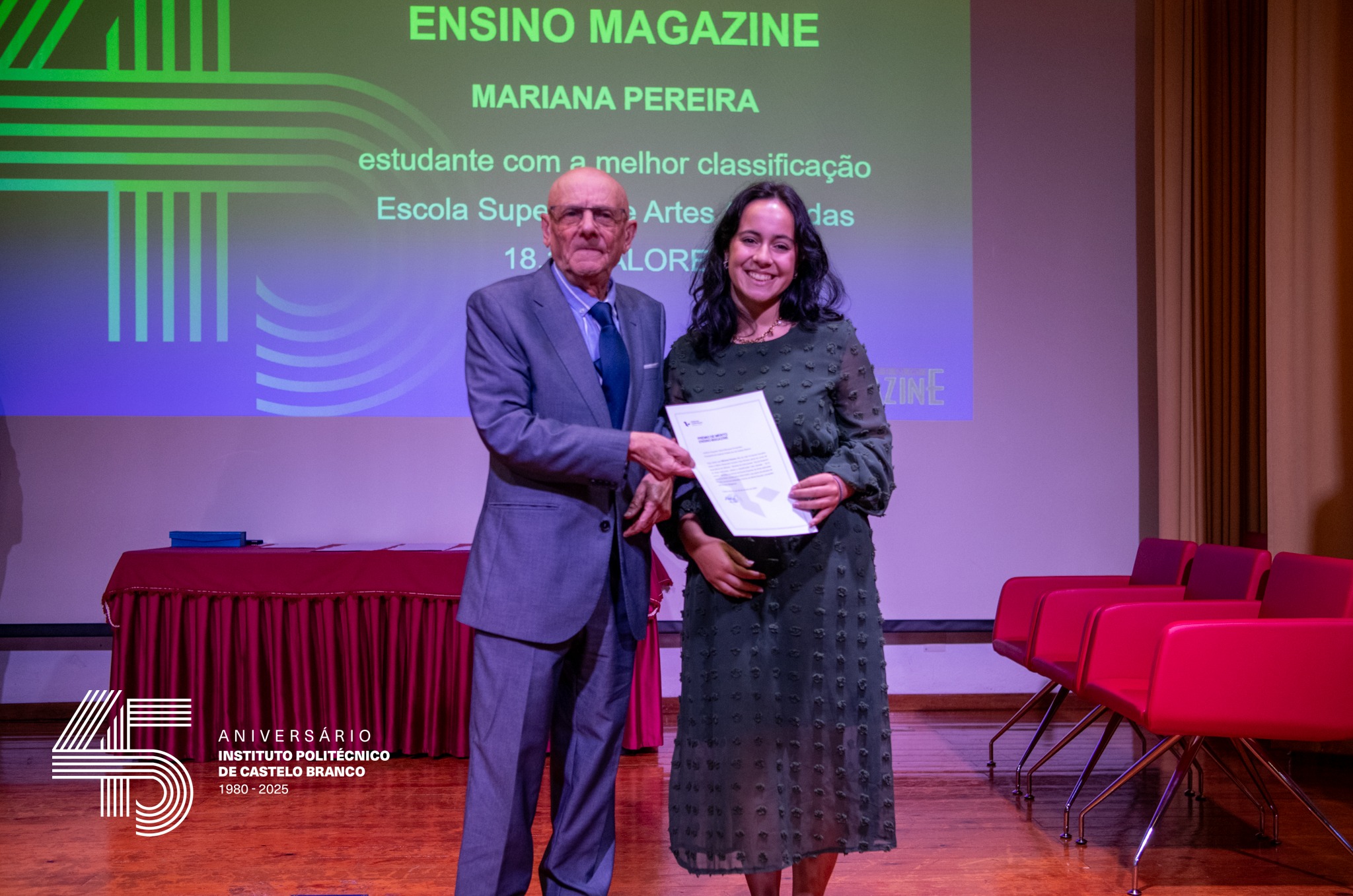 Francisco Carrega entregou a Bolsa de Mérito Ensino Magazine