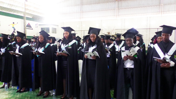 Universidade Eduardo Mondlane: Alunos recebem diploma