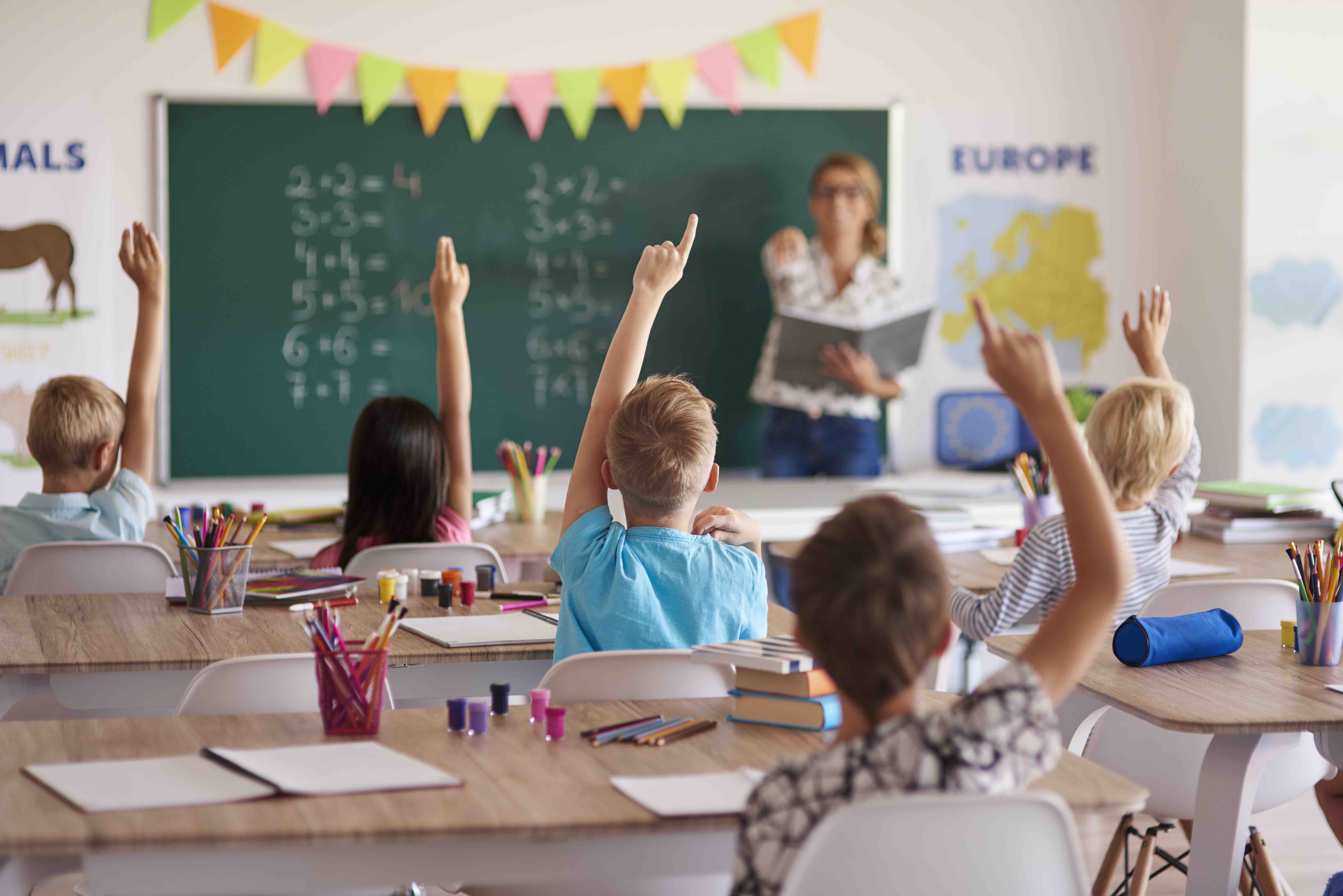 Confap diz que alunos receberam manuais escritos e velhos