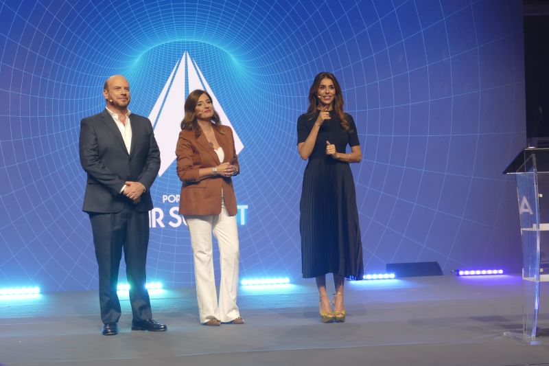 Os jornalistas João Maia Abreu e Cristina Esteves com a apresentadora Catarina Furtado