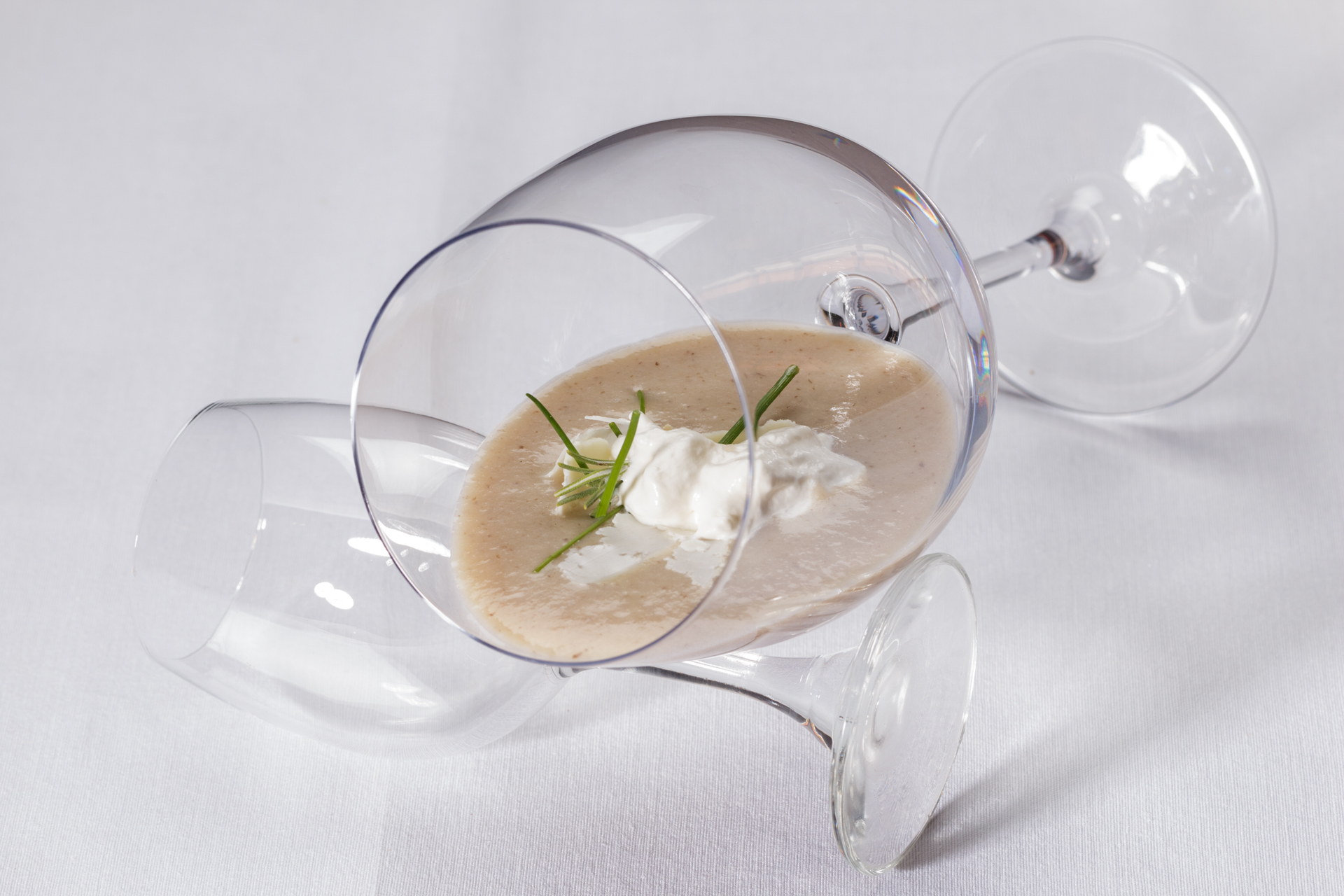 Creme leve de shiitakes com lascas de queijo velho e mousse de alecrim