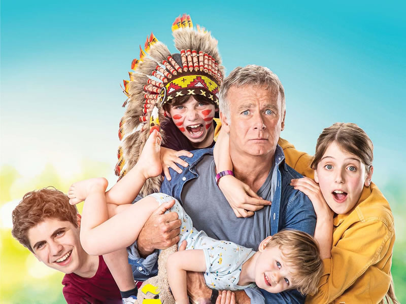 Mãe Fora, Dia Santo em Casa